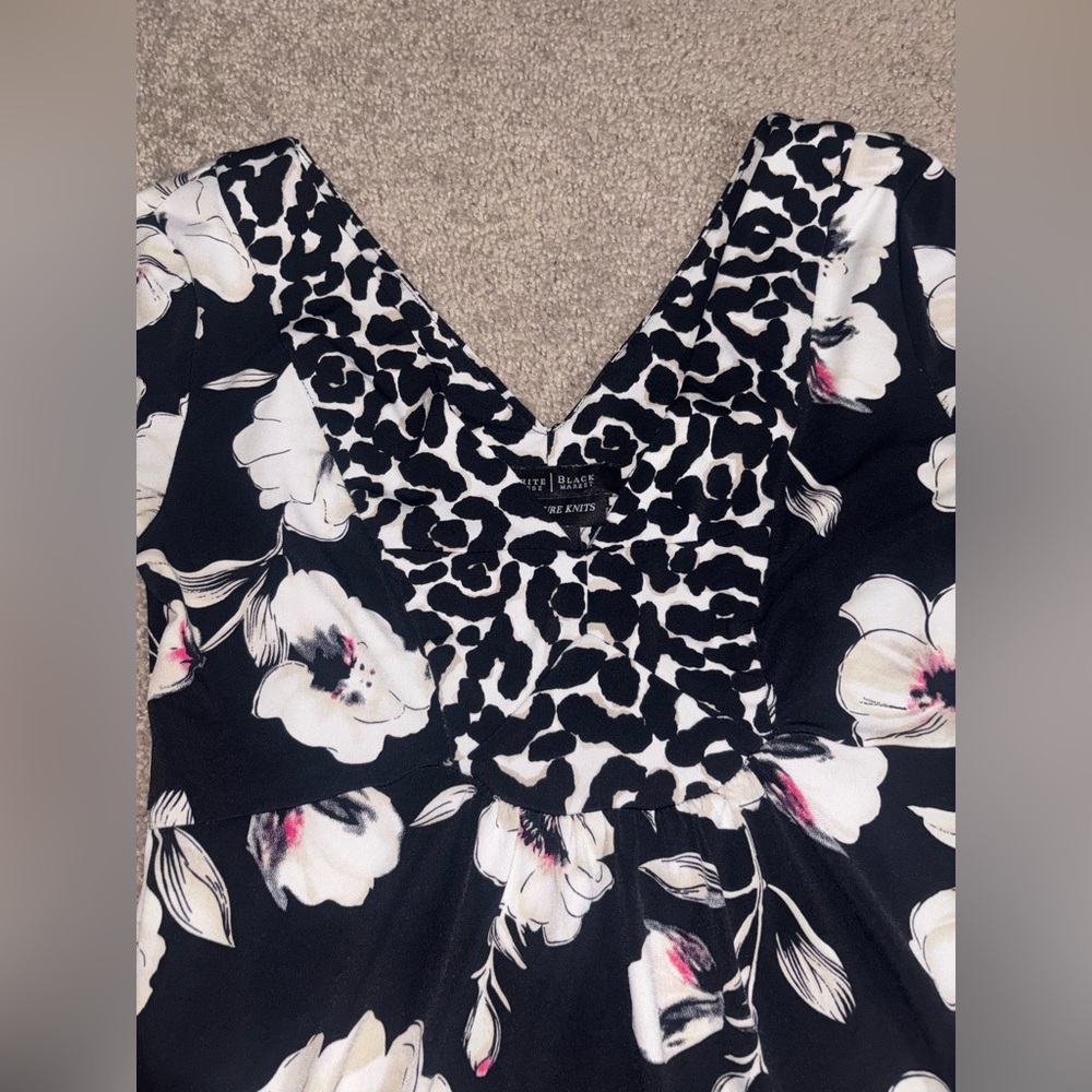White House Black Market Top
Womens Black Double V Neck Floral
Blouse Size XXS - Picture 4 of 11